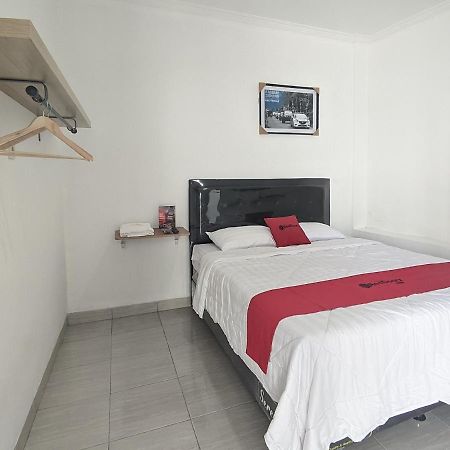 Hotel Reddoorz Syariah Near Jalan Caman Raya Bekasi Exterior foto